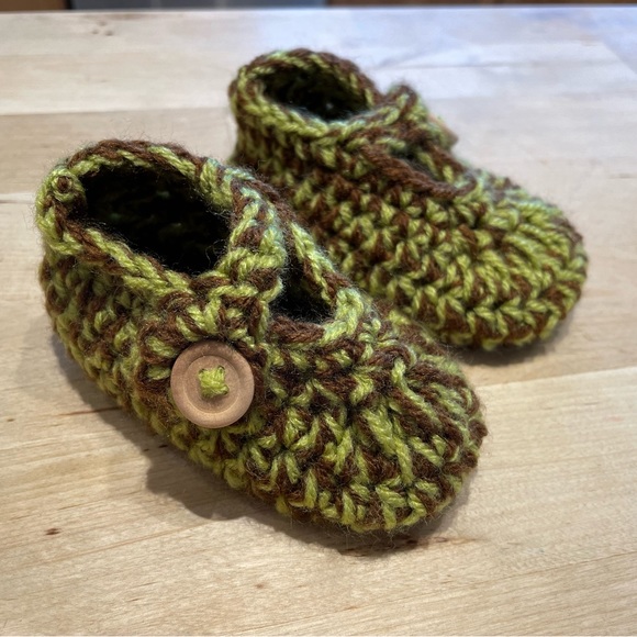 Knitted baby booties with straps and wooden buttons in green and brown - Picture 1 of 6
